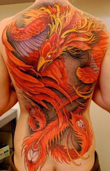 Tatuaje de un gran ave, que parece un dragón y del que nos gustaría destacar los imponentes colores utilizados, tanto el amarillo como el naranja le dan un aspecto espectacular, ayudado en gran parte por la perfección en los trazos para definir unas plumas perfectas