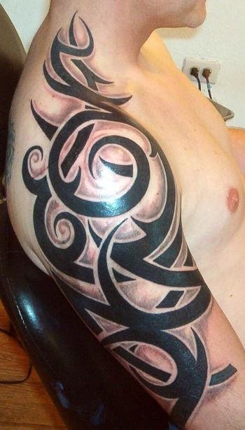 En este hombro podemos ver un tatuaje de estilo tribal