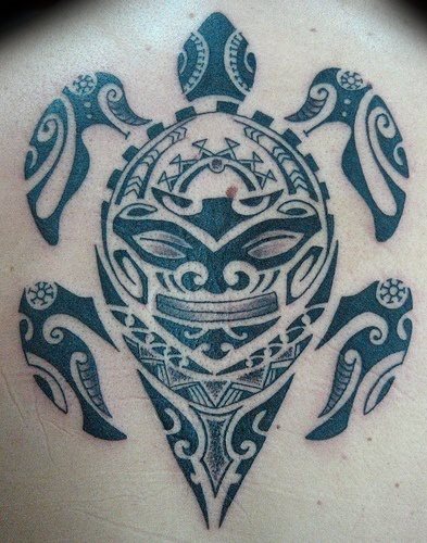 Aquí tenemos a un tatuaje de tortuga en cuyo caparazón se puede apreciar una máscara