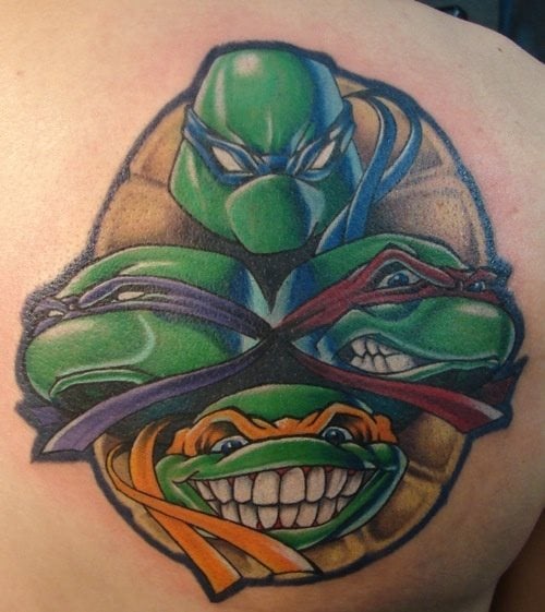 Para seguir, este chico nos muestra su genial tatuaje donde aparece un conjunto con los rostros de las cuatro Tortugas Ninja