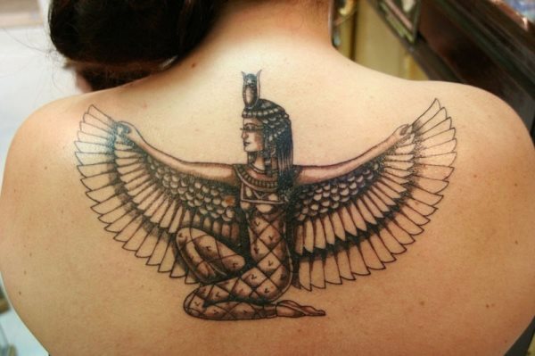 Tatuaje sobre la espalda de una diosa egipcia caracterizada por las bonitas alas que se tiene abiertas la diosa y que ayuda a coger con sus manos