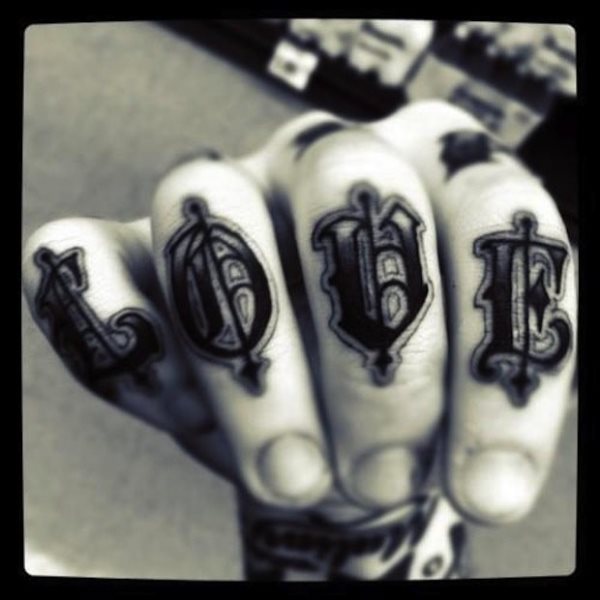 Es muy habitual tatuar palabras de pocas letras en los dedos