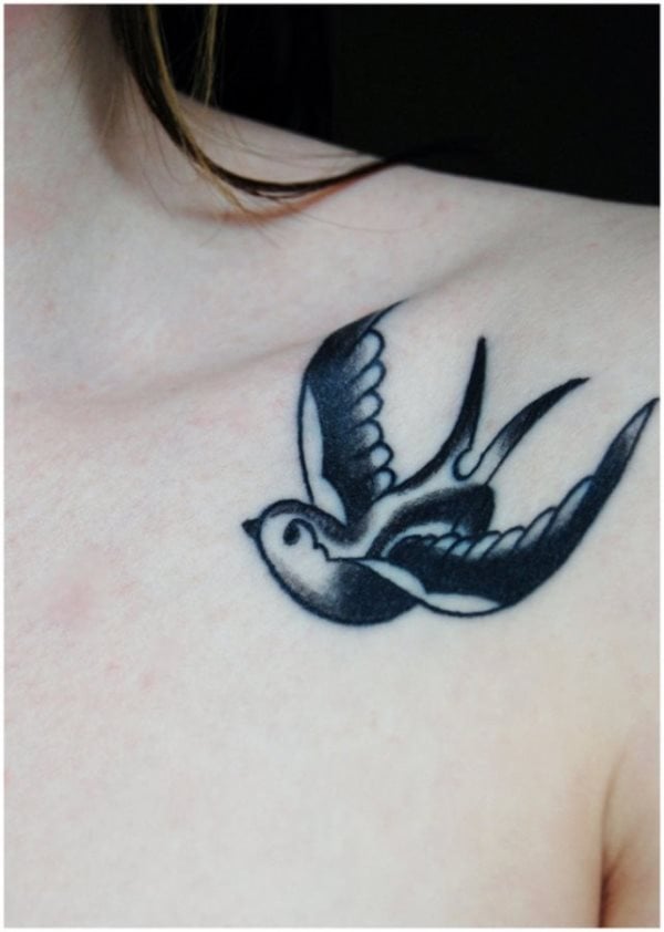 Tatuaje de una golondrina en el hombro de una chica, este tatuaje es sencillo y muy visto en los últimos años, si bien es cierto que cada vez se ven más tataujes de golondrinas sin otros tatuajes alrededor, pero casi siempre se habían visto como acompañantes de otros tatuajes