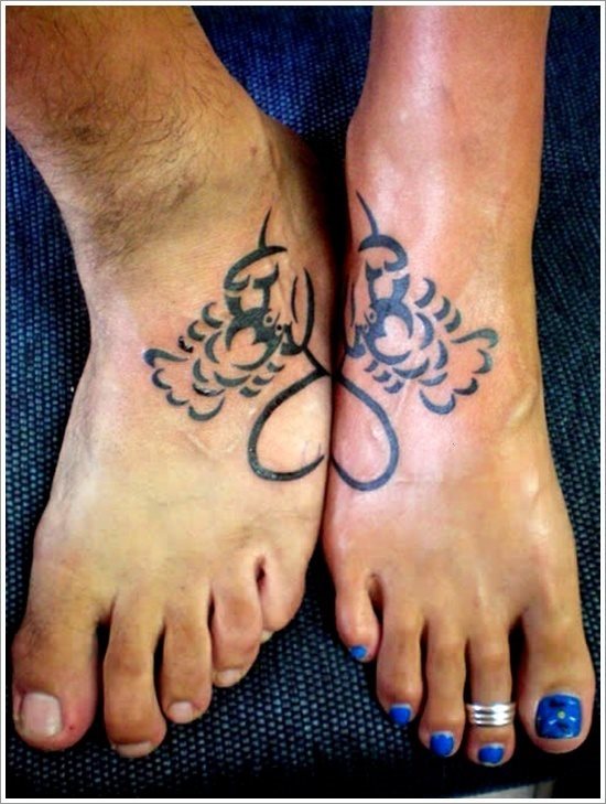 Esta pareja se ha tatuado un pequeño escorpión de forma tribal en el pie que lo completa con medio corazón que al unirlo el otro medio forman un corazón completo y una muestra de amor brillante para todas aquellas personas que les encantan los tattoos y quieren demostrarle a su pareja todo lo que la quieren