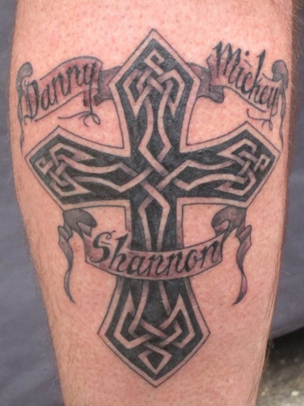 Un nuevo tattoo de una cruz de gran tamao donde tambin podemos ver tres nombres de personas tatuados en la parte izquierda, derecha y el centro