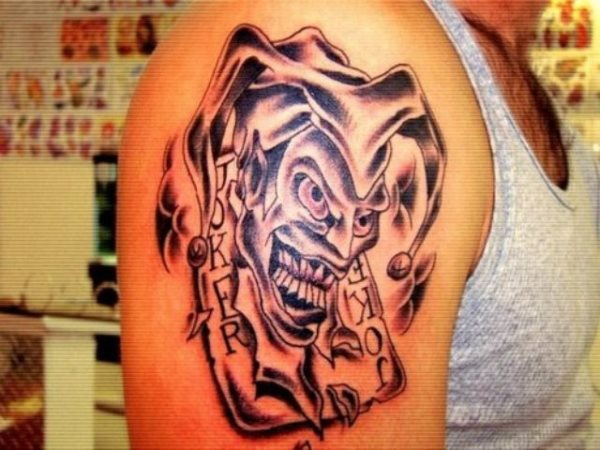 El joker de la baraja de cartas tan peculiar en miles de películas y libros es el elegido para lucir sobre el brazo de este hombre, que ha escogido el color negro para dar forma a su tatuaje de payaso con gorro de cascabeles y boca de las que infunden respeto e incluso algo de miedo