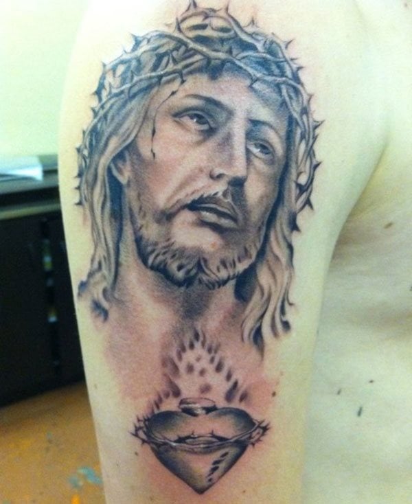 Tatuaje del semblante de Cristo y del corazón característico del Sagrado Corazón de Jesús, un tattoo excelente para todas aquellas personas creyentes que quieren llevar consigo a Dios en cada momento, para que les proteja