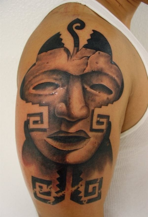 Varios son los smbolos aztecas que aparecen en este tattoo