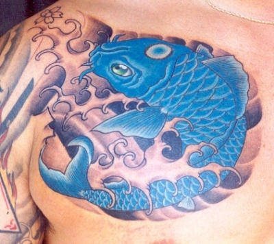 En el parte derecha de su pecho se ha tatuado un pez de color azul