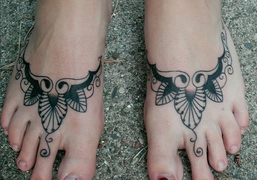 Tatuajes sinónimos es como definiríamos a este par de dibujos tatuados sobre sendos empeines de esta persona