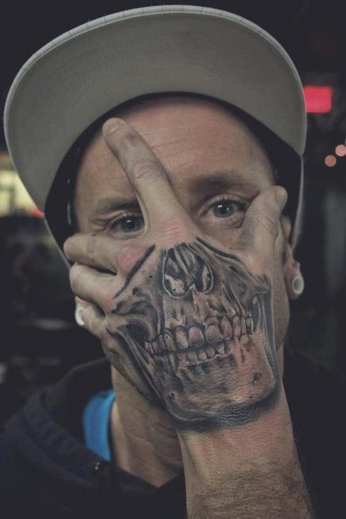 Este chico se ha tatuado la nariz y boca de una calavera en su mano