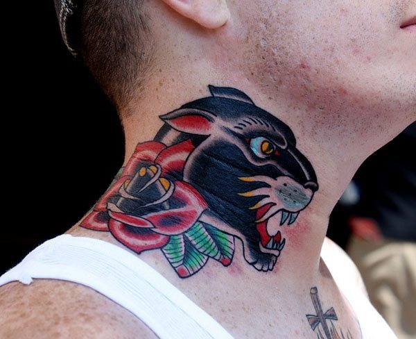 Tatuaje de un puma en el cuello y acompañado de una peculiar rosa roja con sombreados negrso y hojas verdes y negras, un tattoo muy bonito que ha sido dibujado dando la sensación de que el animal está atacando, así que tengan cuidado no les vaya a morder