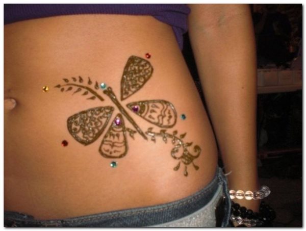 Desconocemos cuánto le durará a esta chica este tatuaje de henna, pero sí podemos decir que ha quedado muy bonito para lucir en alguna fiesta, gracias al dibujo tan original, las cenefas y las piedras decorativas que se le han insertado