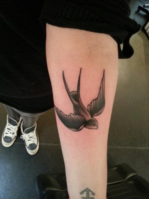 Tatuaje de una golondrina en el antebrazo, estaríamos ante un acabado perfecto de tatuaje, pero en vez de poder decir eso, la verdad es que no nos gusa demasiado el pequeño pico que se le ha pintado al pájaro, por lo que tal vez retocarlo y hacerle un pico un poco más grande sería una buena idea