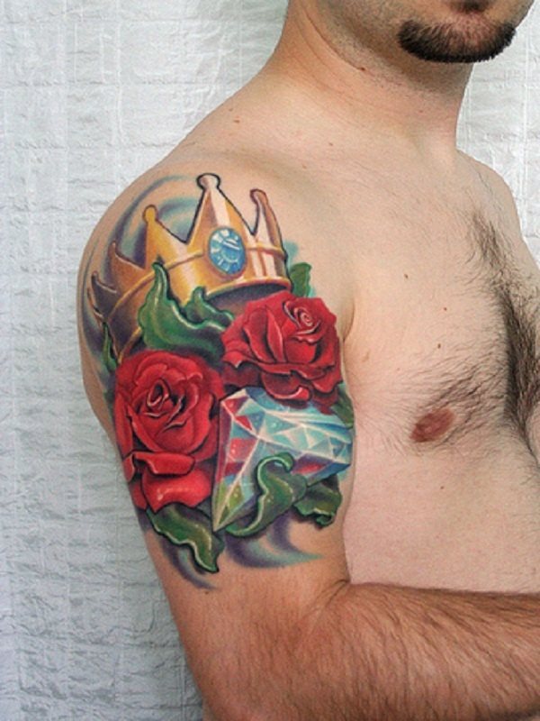Bonito diseo de rosas, diamantes y una corona tatuados sobre el brazo