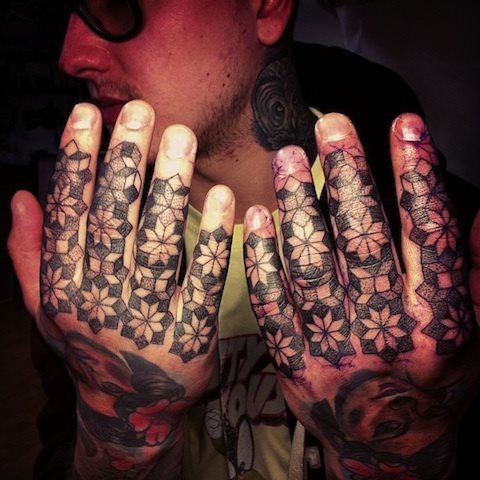 Diseño geométricos cubren los dedos de este chico, un espectacular tatuaje que harán de estas manos que sean difíciles de pasar inadvertidas, al igual que el tattoo que podemos ver en el cuello de este hombre