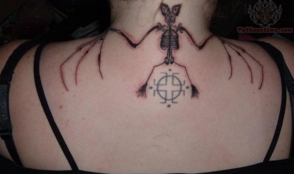 Tattoo de un murcilago sobre la nuca