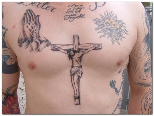 El pecho de este chico est cubierto de motivos, algunos de ellos religiosos, entre ellos, Jess crucificado