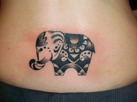 Bonito tatuaje de un elefante relleno de dibujos tribales