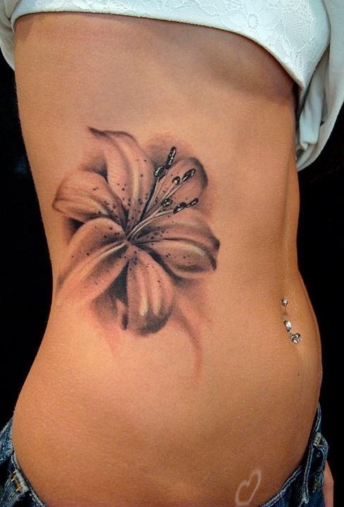 Espectacular sombreado el conseguido en este gran tatuaje de una flor con unas pizcas negras que le dan un aire sensacional y que a nosotros, personalmente, nos encanta el resultado, nuestra máxima felicitación para el tatuador