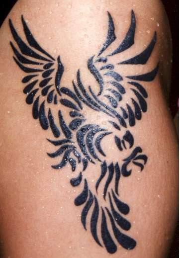 A continuación tenemos esta imagen de un tatuaje de estilo tribal en la que se puede ver la forma de un ave en pleno vuelo