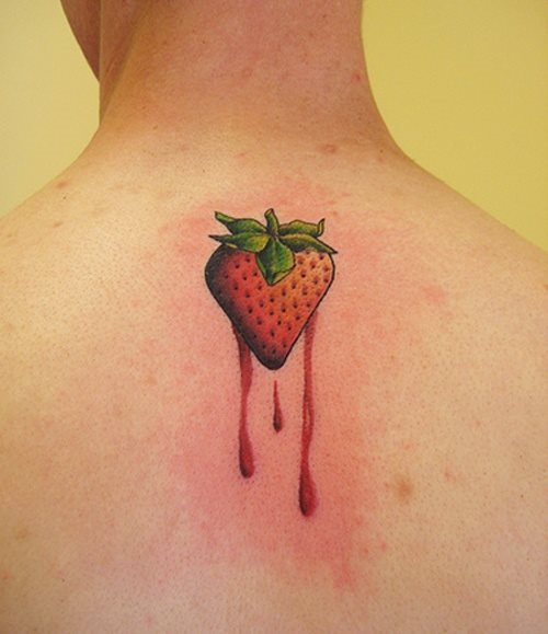 Tatuaje de fresa ensangrentada que le da un aspecto muy sangriento a este tatuaje, tal vez no es de las fresas más completas que hemos visto, pero sí está muy bien definida y la sombra se ha conseguido con gran acierto
