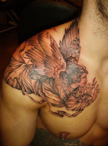 Precioso tatuaje de un ángel en pleno vuel, en el que el gra dibujo de las alas y las sombras que hacen las arrugas de la túnica del ángel, sumado a la buena zona en la que se ha colocado el tatuaje han dado como resultado uno de los más originales tatuajes de ángeles que hemos visto en esta galería, un trabajo excepcional el que se ha conseguido