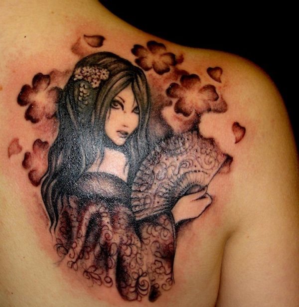 Una mujer con la mirada al infinito y su abanico es un recurso muy bueno para un tatuaje que guste tanto a las chicas como a los chicos, en este caso los tonos oscurso utilizados y el fondo florecido realizado con efectos de sombra denotan una gran destreza del tatuador y un buen gusto del tatuado