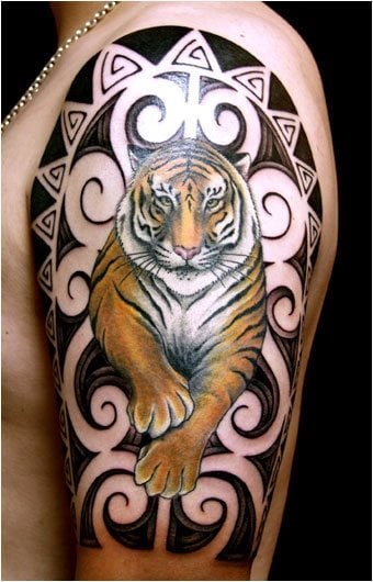 Colorido tigre con fondo azteca
