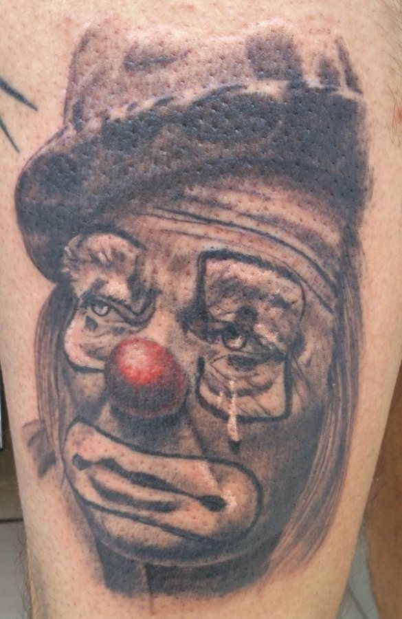 Tatuaje de un payaso triste en el que nos llama la atención las lágrimas blancas y la nariz roja, al igual que el pelo y las cejas paren muy realistas, sin duda un tattoo que podría ser complementado con otros dibujos el día de mañana, aunque si ese es el resultado final y definitivo ha sabido elegir muy bien el tattoo