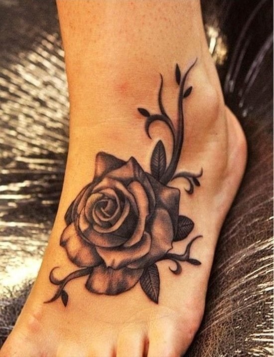 Bonita rosa en tonos oscuros y sombras que se han tatuado sobre el pie y para el que se ha conseguido un gran realismo, además que estamos ante un tatuaje muy elegante y sencillo, sin duda un gran acierto por parte del tatuador y de la chica que se ha realizado este buen tatuaje