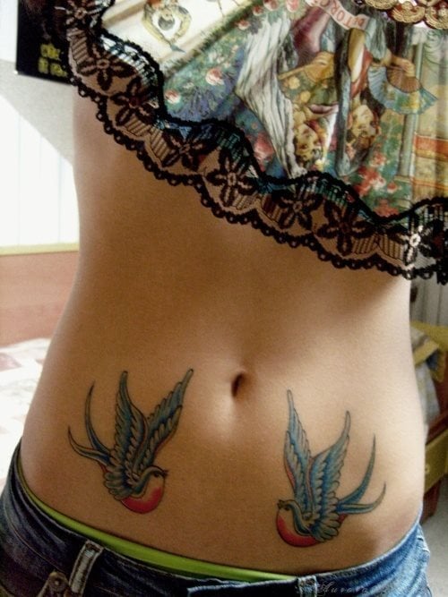 Tatuaje de golondrinas en el abdomen de esta chica, es un sencillo tatuaje que en esta ocasión podemos apreciar un par de golondrinas iguales, pero en distinta posición, la verdad es que es un tatuaje que siempre queda bien a la mayoría de personas que deciden tatuarlo