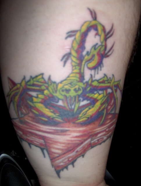 Tatuaje zodiacal en el que resalta el colorido y temeroso toque que se le ha dado a este signo, que como podéis apreciar representa a Escorpiom, cuyo elemento es el agua y que está regido por Marte y Plutón