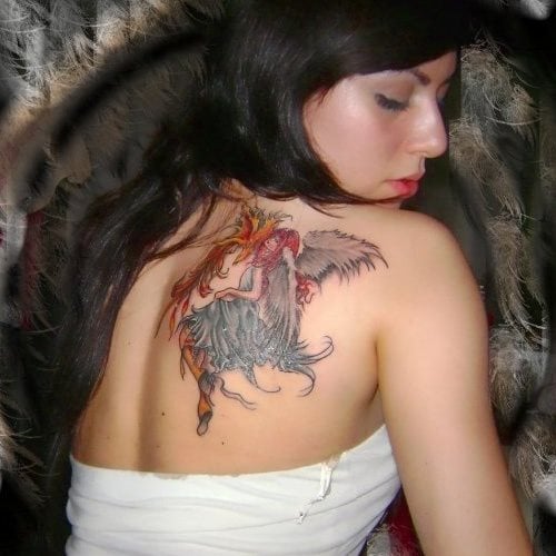 Tatuaje de una mujer ángel con unas imponentes alas coloridas emulando al plumaje de algún ave silvestre, un trabajo con grandes dosis de colorido y una gran perfección por los buenos detalles, por lo que podemos afirmar que nos encontramos ante un tattoo muy bonito