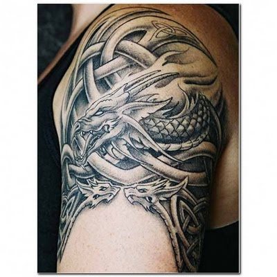 Tatuaje con claras influencias orientales de un dragn