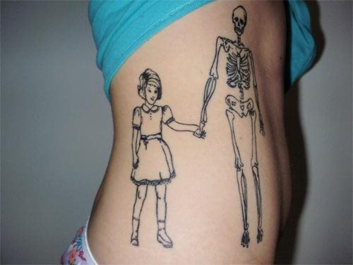 Diseo sobre el costado de esta chica que representa a una nia de la mano de un esqueleto