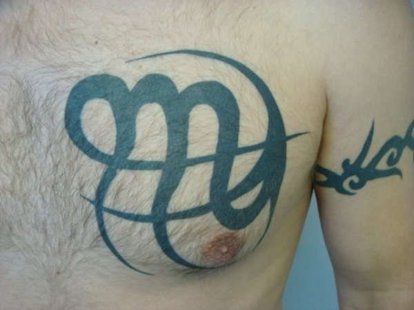 Gran tatuaje zodiacal sobre el pecho para el que se ha hecho un diseño muy original del signo del zodiaco Esocorpio, del que debemos decir que su signo opuesto y complemento es Tauro