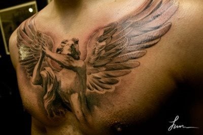 Tatuaje en el pecho de la escultura de un ángel con alas, un tatuaje bellísimo que nos recuerda a la Roma clásica en la que las esculturas eran una gran labor realizada por los mejores artistas, como el tattoo que tenemos delante, que sin duda está hecho por un gran artista de la tinta