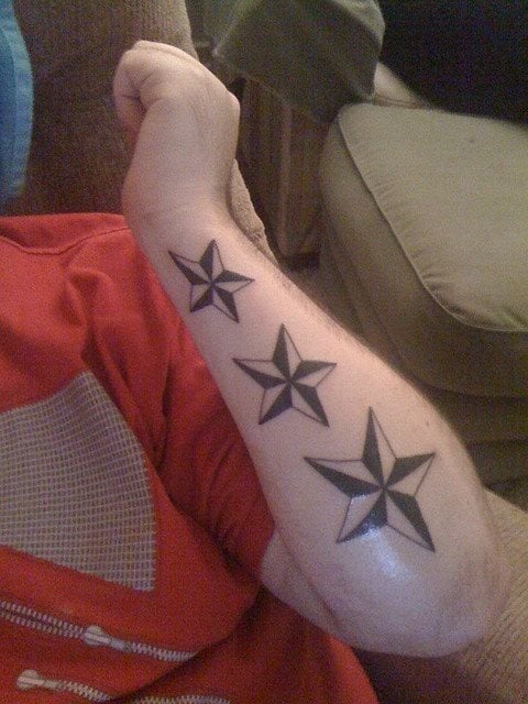 Diseo de tres estrellas en el brazo