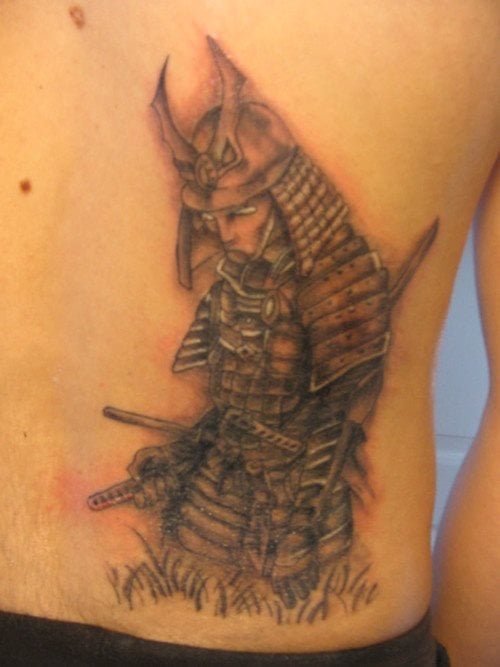 Tattoo a un lado de la espalda