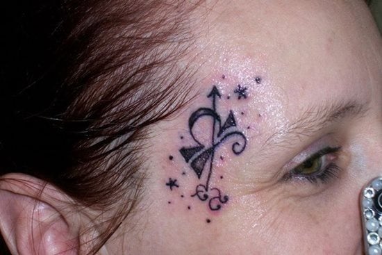 Tatuaje en la cara del signo zodiacal Libra, un tatuaje muy arriesgado y del que esperemos no se arrepienta nunca, ya que como hemos dicho en otras ocasiones, los tatuajes en la cara están poco extendidos en la cultura occidental y hay que tener muy claro que queremos que la tinta nos acompañe permanentemente en la cara