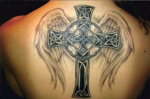 Otro dibujo con ambas alas a los ados y con otro crculo aunque esta vez el crculo est delante de la cruz y en el tatuaje anterior estaba justo detrs