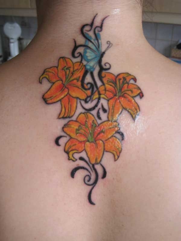 Sencillo y colorido tatuaje de flores naranjas y con tonos amarillos y verdes que combinan perfectamente con las disimuladas mariposas celestes que se ha tatuado esta chica de manera vertical en la nuca, un tatuaje que nos encanta y que le da un toque espectacular a esta mujer