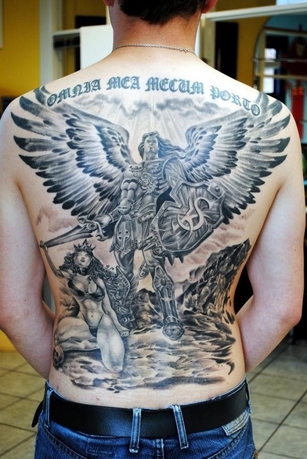 Espectacular composición en la espalda de un gran guerrero alado, en el que se pueden apreciar todos los detalles a la perfección, sin duda un magnífico trabajo del dibujante de este tatuaje, el cual nos ha dejado sin palabras por su espectacularidad