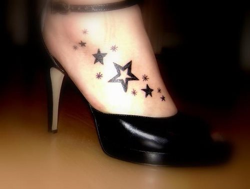 Varias estrellas en tinta negra