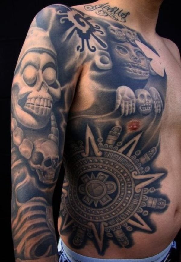 Todos no son tatuajes aztecas porque este hombre tiene muchos diseos y solo en la parte derecha de su cuerpo
