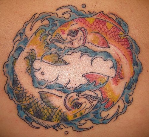 Tatuaje colorido en el que se aprecian dos peces nadandoen sentido opuesto y que como ya sabréis estos animales representan al signo zodiacal piscis, a decir verdad nos gustan mucho los tataujes con fondos de olas y aunque en esta ocasión no son las olas que más nos gusten, si nos gusta mucho el acabado tan colorido de las escamas