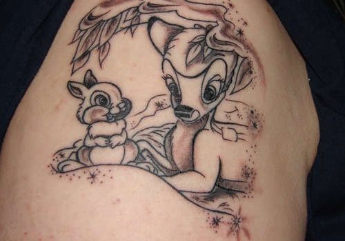 Si alguna vez soñaste con plasmar a Bambi en tu cuerpo aquí tienes un homenaje a tan adorables dibujitos y también tienes aquí algunas ideas para tu piel, nosotros este tatuaje lo hubiéramos coloreador y creemos que hubiera quedado genial