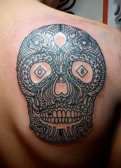 Si tuvieramos que premiar alguno de los tatuajes de calaveras que hasta ahora estamos viendo, éste sería uno de ellos, ya que los dibujos que se han ido trazando para conseguir finalmente una calavera nos gusta mucho y es un tatuaje bastante fino