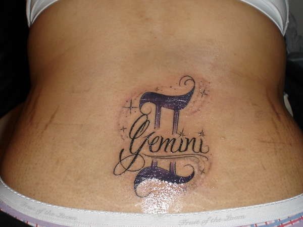 Tatuaje del signo zodiacal Géminis, un signo que simboliza la conciencia concreta y que es opuesto y compatible a sagitario